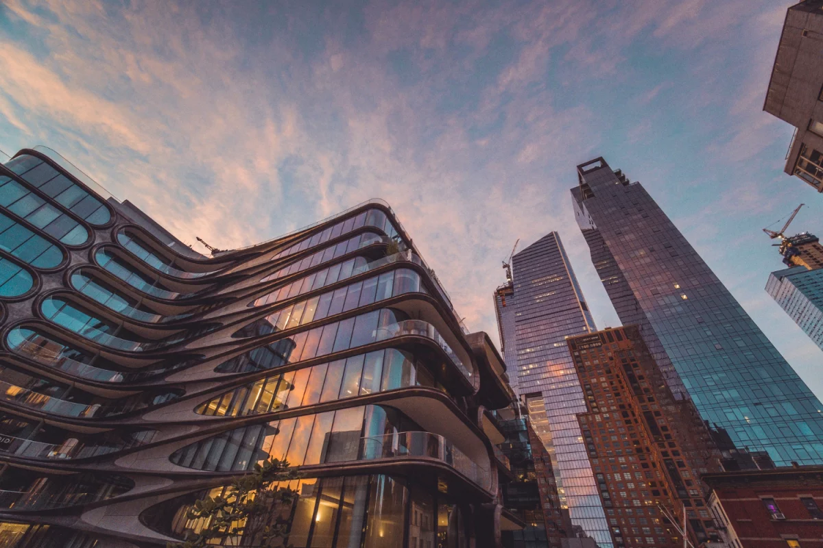 Czy lepiej wynająć podnośnik w dzień czy w nocy?